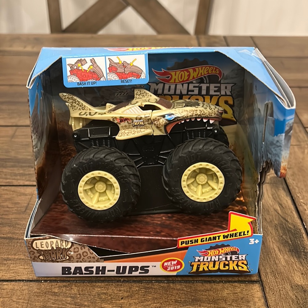 Hot Wheels Bash-Ups Leopard Shark